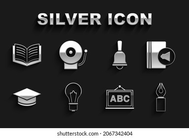 Set Glühbirne mit Idee, Audiobuch, Füllfedernib, Kopfbrett, Graduationskappe, Ringglocke, Öffnen und Alarmsymbol. Vektorgrafik