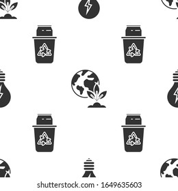 Poner bombilla con símbolo de relámpago, globo terrestre y planchar y reciclar papelera con símbolo de reciclaje y lata en un patrón sin fisuras. Vector