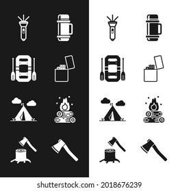 Die Lighter, Rafting-Boot, Blitzlicht, Thermoskanne, Touristenzelt mit Fahne, Campfire, Holzaxt und Stumpfsymbol. Vektorgrafik