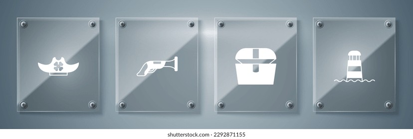 Este hotel ofrece un faro, un cofre del tesoro antiguo, una pistola de época y un sombrero pirata. Paneles de vidrio cuadrado. Vector