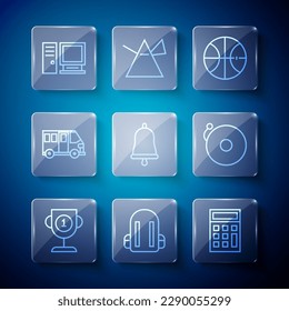 Fijar la copa de premio, mochila escolar, calculadora, baloncesto, campana de sonido, bus, monitor de computadora e icono de alarma. Vector
