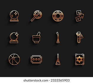 Fijar línea de pelota de playa, boleto, magia, escoba de brujas, libro de magia antigua, mortero y almirez, botella con poción de amor e ícono. Vector