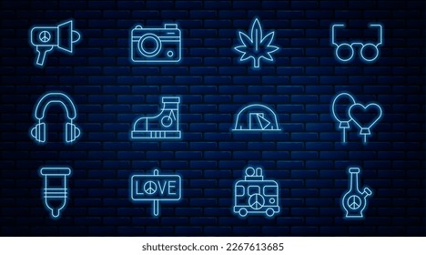 Fija la línea Bong, Balloons, Marihuana, Sneakers, Auriculares, Megáfono, tienda de campaña turística e icono de la cámara fotográfica. Vector