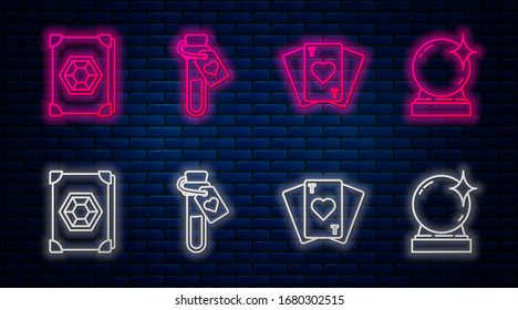 Línea Botella con poción amorosa, Tarjetas de juego, libro de magia antiguo y bola mágica. Icono de neón brillante en la pared de ladrillo. Vector
