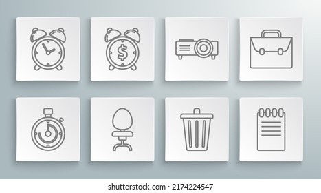 Indique el maletín de línea, el reloj de alarma con símbolo en dólares, la silla de oficina, el cubo de basura, el portátil, la presentación, la película, la película, el proyector de medios y el icono. Vector