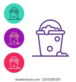 Fijar la línea Cubo con el icono de espuma y burbujas aislado en el fondo blanco. El concepto de servicio de limpieza. Indique los iconos en colores. Vector