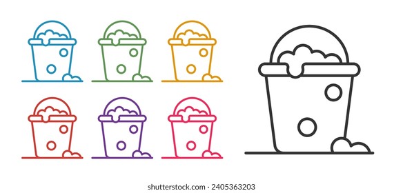 Fijar la línea Cubo con el icono de espuma y burbujas aislado en el fondo blanco. El concepto de servicio de limpieza. Indique los iconos en colores. Vector