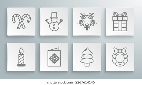 Set Zeile Brennende Kerze in Kerzenschein, Weihnachtsschneemann, Postkarte, Baum, Kranz, Stern, Geschenkbox und Bonbons mit Streifen Symbol. Vektorgrafik