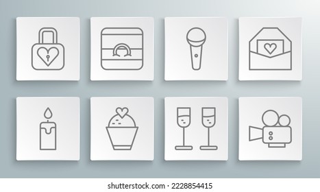 Set Linie Brennende Kerze, Hochzeitsringe, Kuchen mit Herz, Champagnerglas, Kinokamera, Mikrofon, Umschlag Valentine und Schleuse Icon. Vektorgrafik