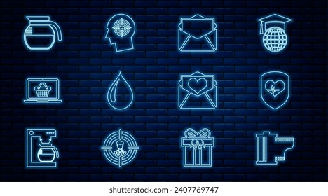 Fijar línea Cartucho de rollo de película de cámara, Escudo y frecuencia cardíaca, Correo electrónico, Abrazo de agua, Cesta de compras en portátil, Café, Sobre con Valentín e icono de concepto de caza de cabeza. Vector
