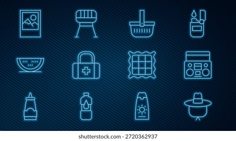 Sombrero del camping, equipo de música casero con dos altavoces, cesta de la comida campestre, equipo de primeros auxilios, sandía, marco de la foto, servilleta a cuadros y icono de la parrilla de la barbacoa. Vector