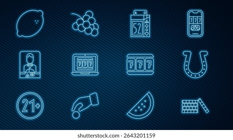 Definir linha fichas de Casino, Ferradura, Baralho de jogar cartas, Laptop and slot machine, revendedor, com limão, Slot sortudo sete e ícone de uva. Vetor