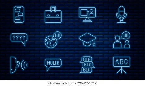 Fijar la línea Chalkboard, estudio en línea en idioma extranjero, Aprender idiomas extranjeros, burbujas de voz con preguntas, notificación de nuevos mensajes de chat, gorra de graduación e icono de Maletín. Vector