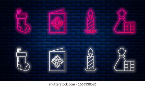 Fije la postal navideña, quemando velas en candelabros, la caja de regalo y la bolsa de Navidad. Icono de neón brillante en la pared de ladrillo. Vector