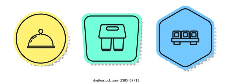 Fijar la línea Cubierta con bandeja, taza de café para ir y Sushi en la tabla de corte. Formas coloreadas. Vector