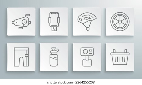 Fijar la línea Pantalones cortos de ciclismo, Soporte para celulares, Botella deportiva con agua, cámara de acción extrema, cesta de bicicletas, casco, rueda y pedales icono. Vector