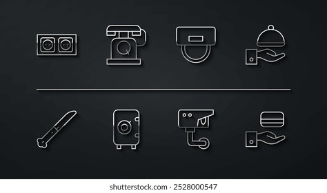 Set line Toma de corriente eléctrica, cuchillo, cubierta con bandeja, cámara de seguridad, caja fuerte, teléfono, cerradura de puerta digital e icono de sombrero Bellboy. Vector