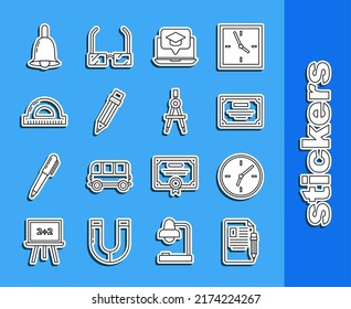 Establecer línea Hoja de examen y lápiz con borrador, Reloj, plantilla de certificado, tapón de graduación en el portátil de pantalla, Lápiz, rejilla del tractor para medir grados, Sonido de timbre e icono de brújula de dibujo. Vector