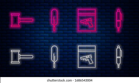 Fije la pluma Feather pen, la bolsa de evidencia y la pistola o pistola, Juez gavel y Pluma. Icono de neón brillante en la pared de ladrillo. Vector
