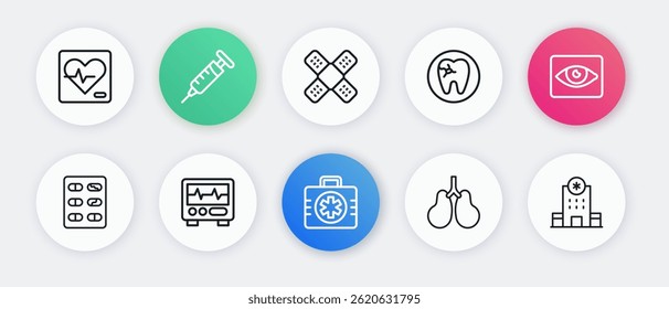Kit de primeros auxilios, efecto de ojos rojos, píldoras en paquete de ampolla, pulmones, diente con caries, apósito de vendaje cruzado, edificio del hospital e icono de cardiograma de monitor. Vector