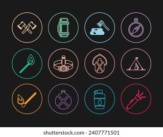 Fijar la línea Linterna, tienda de campaña turística con bandera, hacha de madera y madera, linterna de la cabeza, fuego de fósforo en llamas, madera cruzada, botella de agua de Canteen e icono del contenedor de Thermos. Vector