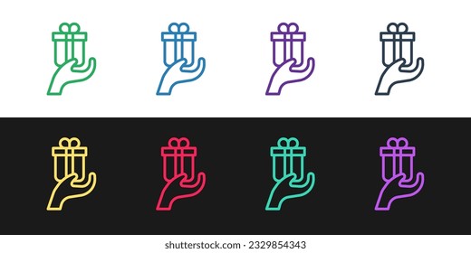 Establecer línea Dar un icono de regalo aislado en fondo blanco y negro. Regalo en mano. El concepto de dar y recibir un regalo.  Vector