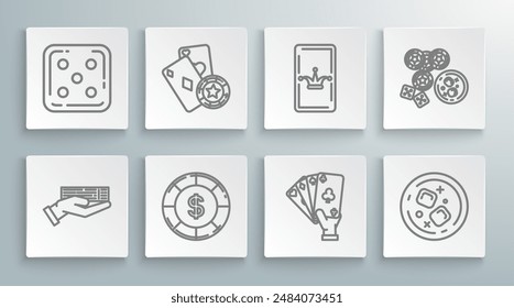 Mano sosteniendo la baraja de las tarjetas de juego, chip del casino, con símbolo del dólar, cubos de hielo de whisky de vidrio, Joker, fichas, vidrio de juego de dados e icono del juego. Vector