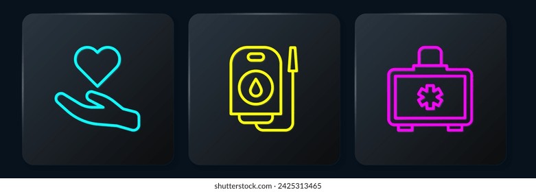 Corazón en la mano, botiquín de primeros auxilios y donación de sangre. Botón cuadrado negro. Vector