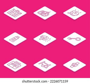 Mochila de senderismo de línea, estacionamiento para bicicletas, campana, tubo crema de pantalla solar, lámpara de cabeza, espejo retrovisor, servicio de reparación e icono del marco. Vector