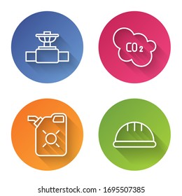 Fijar tubería Tubo y válvula de la industria, emisiones de CO2 en la nube, Cañón para aceite de motor y casco de seguridad de los trabajadores. Botón de círculo de color. Vector