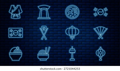 Linterna coreana, abanico tradicional, Ramen, Sushi con palillos, bandera del sur, Kimono e icono de puerta. Vector