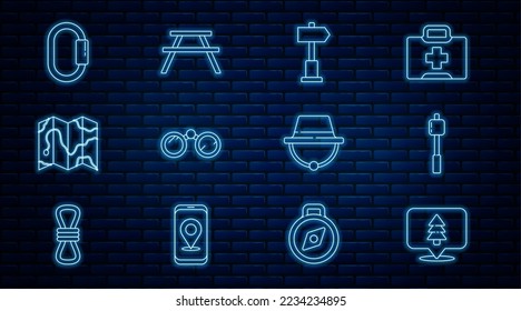 Set line Lage des Waldes, Marshmallow-Stick, Straßenverkehrsschild, Binoculars, Karte, Carabiner, Camping-Hut und Picnic-Tisch mit Bänken Symbol. Vektorgrafik