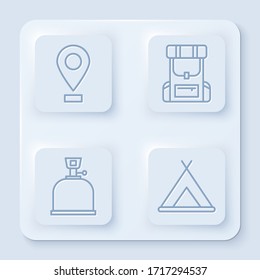 Ubicación, mochila de senderismo, estufa de gas de camping y tienda de campaña. Botón cuadrado blanco. Vector