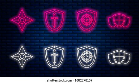 Fijar la línea de escudo medieval con espada, Deporte Target, ninja shuriken japonés y Escudo. Icono de neón brillante en la pared de ladrillo. Vector