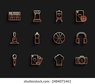 Set line Mikrofon, Spielkarte mit Herz-Symbol, Musik-Synthesizer, Chef-Hut, Fotokamera, Fitness-Shaker, Kopfhörer und Basketball-Ikone. Vektorgrafik