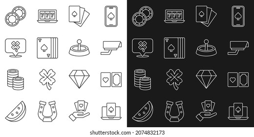 Línea Juego de mesa de póquer en línea, Cubierta de cartas de juego, cámara de seguridad, máquina tragaperras de casino con trébol, fichas e icono de la rueda de ruleta. Vector