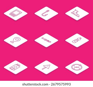 Abra la caja de cerillas y los fósforos, gancho de pesca, bota de senderismo, Locación, cuchillo de camping, botella de agua, pasaporte con boleto e ícono de triángulo de signo de exclamación. Vector