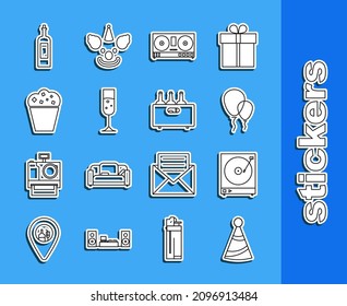 Set Line Party-Hut, Vinyl-Player mit Vinyl-Scheibe, Balloons Band, DJ Remote zum Abspielen und Mischen von Musik, Glas Champagner, Popcorn-Karton, Flasche Wein und Flaschen Holz Symbol. Vektorgrafik