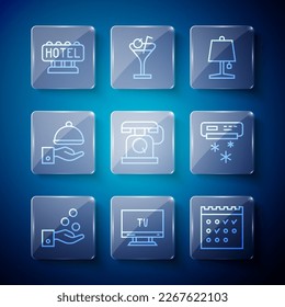 PayPay Tips, SmartTV, Hotelbuchungskalender, Tischlampe, Telefon-Handy, Bedeckt mit Tray, Signaturentext und Klimagersymbol. Vektorgrafik
