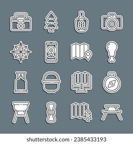 Fijar la tabla Picnic con bancos, brújula, pierna de pollo, botella de agua de Canteen, navegación del mapa de la ciudad, rosa de viento, kit de primeros auxilios y Ubicación del icono del bosque. Vector