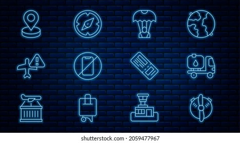 Fijar línea de propulsor de avión, camión cisterna de combustible, paracaídas, sin teléfono móvil, avión de advertencia, ubicación, billete de avión e icono de brújula. Vector