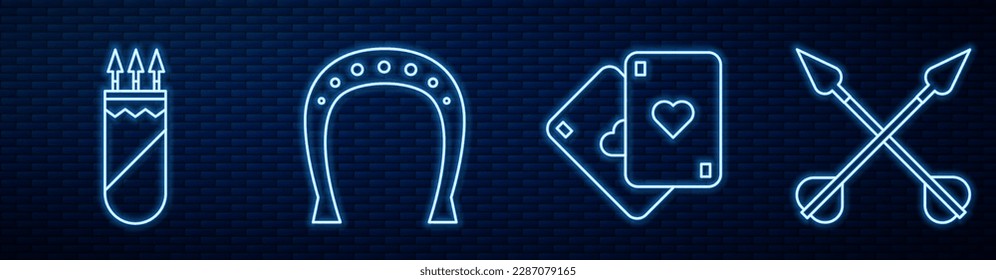Fijar línea Tarjetas de reproducción, Quiver con flechas, Horseshoe, flechas cruzadas y cilindro de Revolver. Icono de neón brillante en la pared de ladrillo. Vector