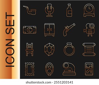 Video Consola de juego portátil, Papyrus scroll, cámara de cine retro, botella de vino, armario, pila de dinero en efectivo de papel, pipa de fumar e icono de pistola Antiguas. Vector