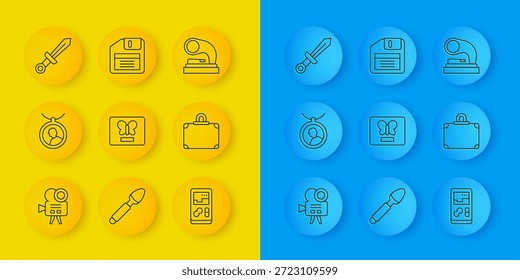Video Cámara de cine retro, medallón en el collar, marco de mariposa, consola de juegos portátil, maleta, espada medieval, viejo gramófono e icono de disquete. Vector
