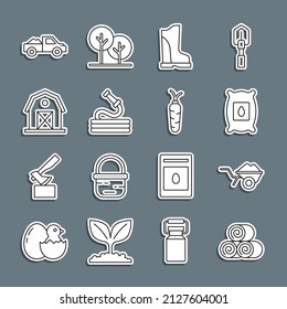 Fijar la línea Roll del heno, Wheelbarrow con suciedad, Empaquetar planta de semillas completas, Bota de goma impermeable, Manguera de jardín, Casa de granja, Camión de recogida e icono de la zanja. Vector