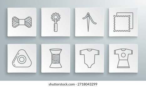 Set línea Tiza de costura, herramienta de corte, hilo en carrete, ropa de bebé, vestido de mujer, aguja para coser con tela, rollo de tela e icono. Vector