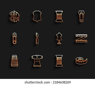 Set Line Nähgarne auf Löffel, Frauenkleid, Elektroeisen, Tape-Maß, Cutter-Werkzeug und Mannequin-Symbol. Vektorgrafik