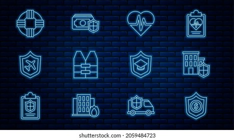 Fijar línea Escudo con dólar, escudo de casa, seguro de salud, chaleco salvavidas, avión, licor, límite de graduación e icono de dinero. Vector