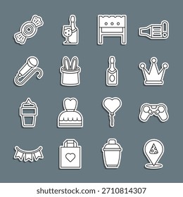 Set línea de rebanada de pizza, Gamepad, corona, brasero de barbacoa, sombrero de mago y orejas de conejo, micrófono, caramelo y icono de botella de champán. Vector