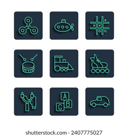 Fijar la línea Slingshot, bloques ABC, Toy car, Tic tac toe game, tren, Drum con palos de tambor, Fidget spinner y Roller skate icon. Vector